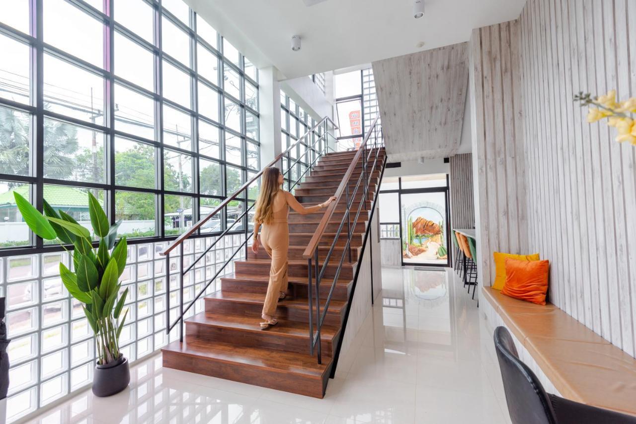 Play Poshtel & Cafe' Hotell Krabi town Eksteriør bilde